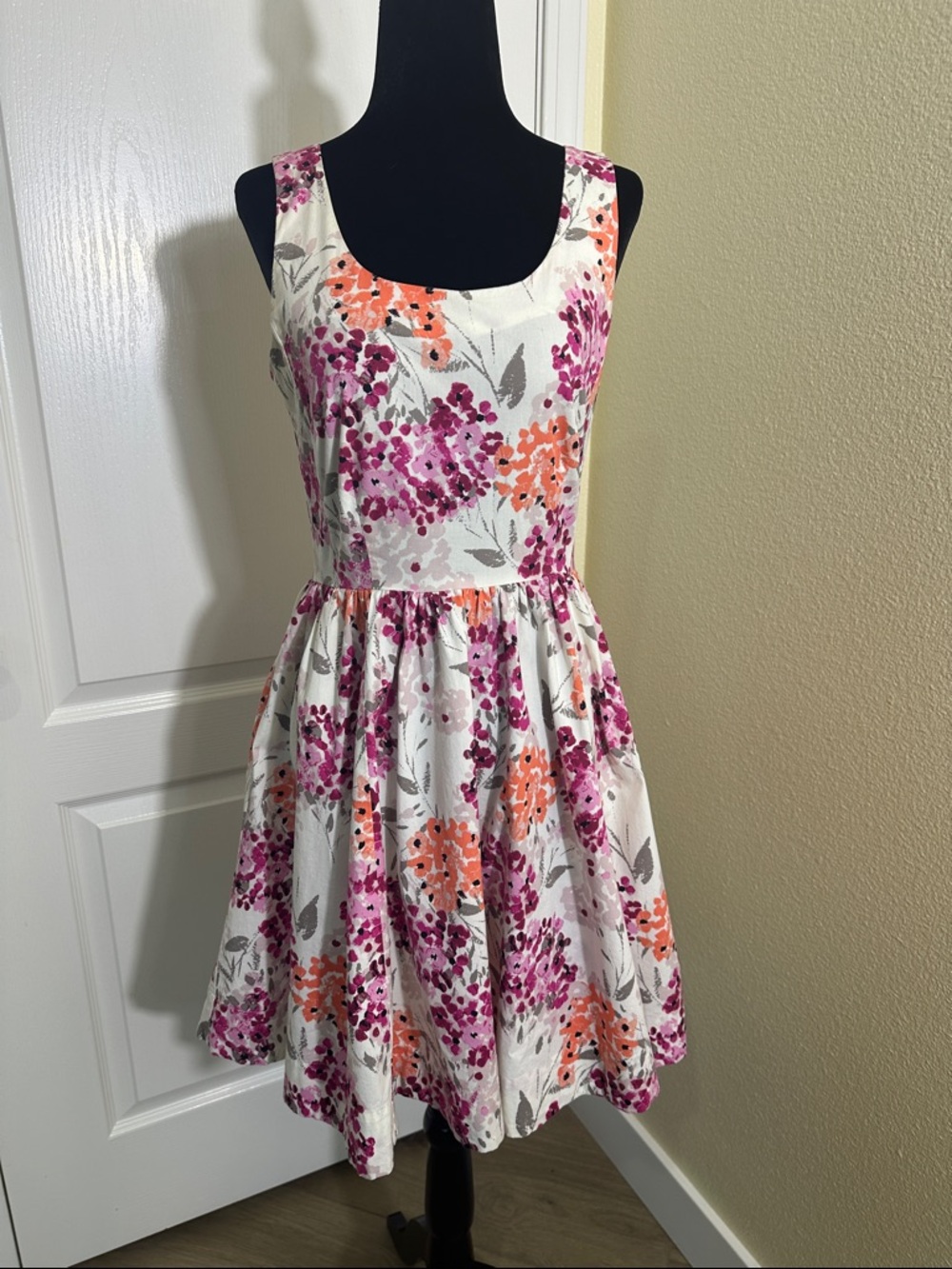 Elle Floral Hydrangea Sun Dress in White, Pink, Coral & Gray. Size 4